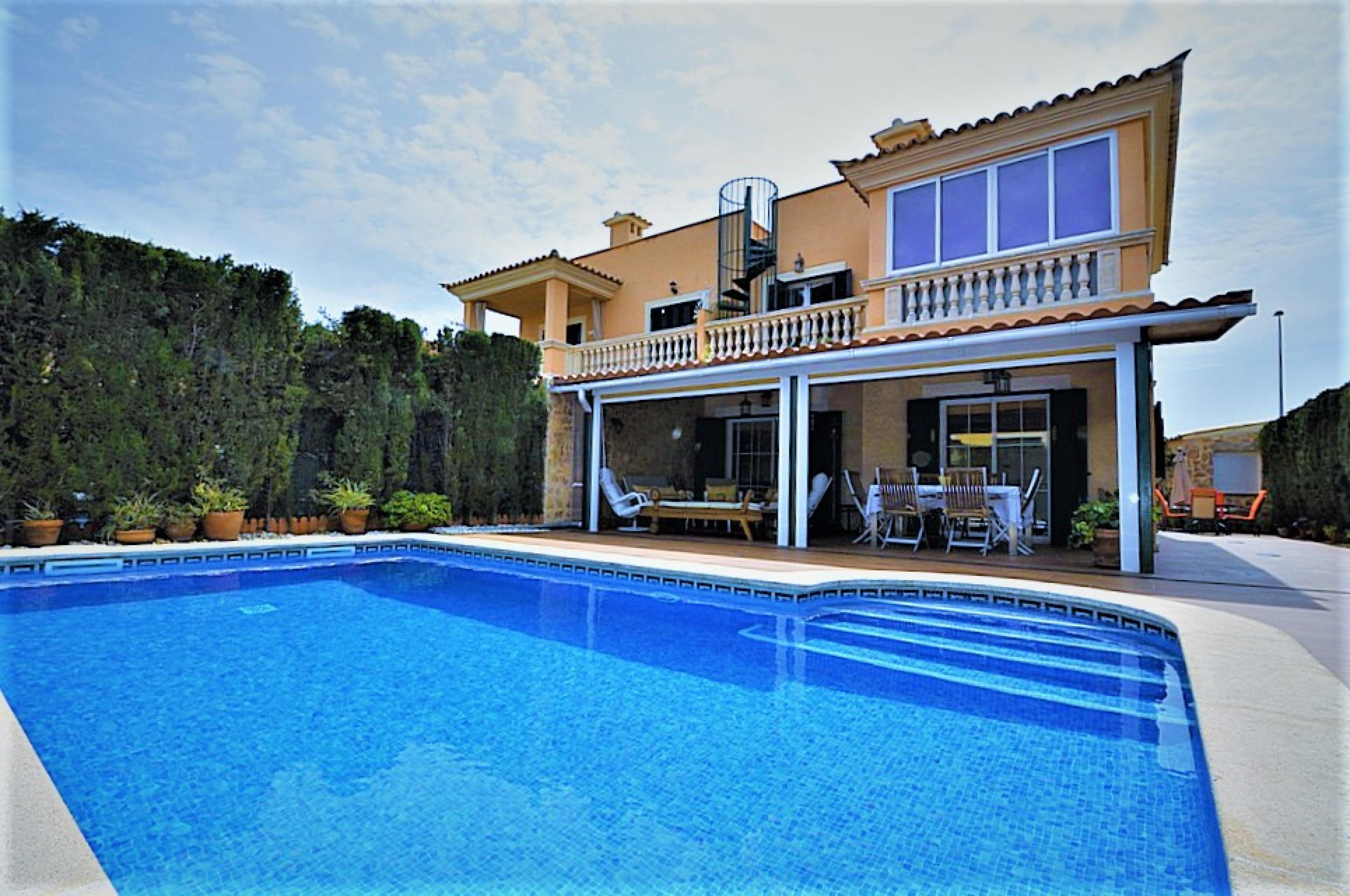 VILLA ANABEL ubicado en Puig de Ros con jardín privado, barbacoa y piscina agua salada